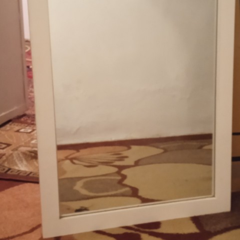 یک آینه زیبا به رنگ سفید از جنس پی وی سی