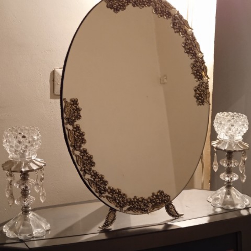 یک آینه زیبا و شیک و یک جفت شمعدان
