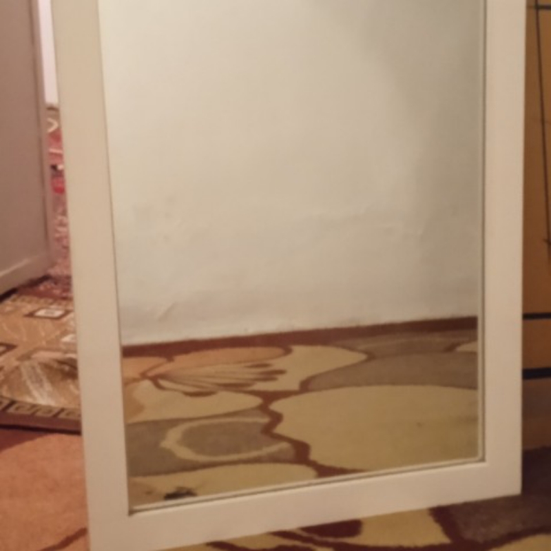 یک آینه زیبا به رنگ سفید از جنس پی وی سی