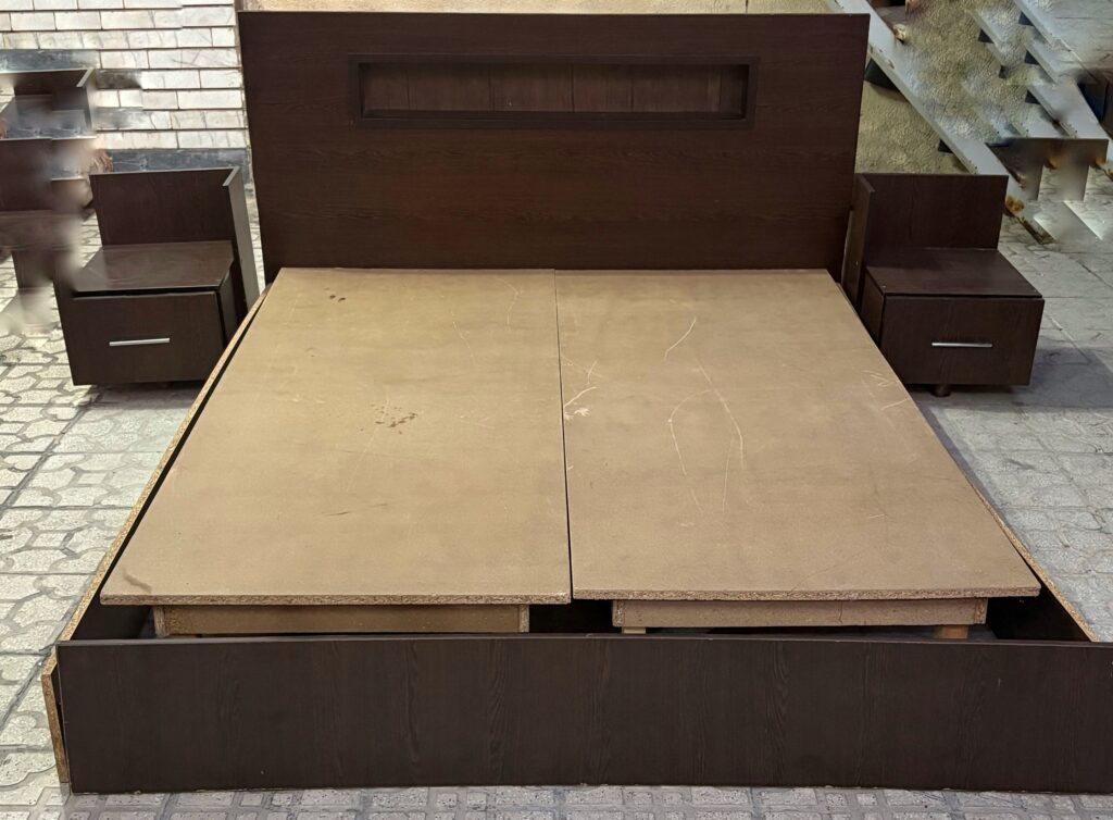 تخت دونفره و میز عسلی