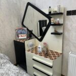 تخت و اینه و کشو پاتختی