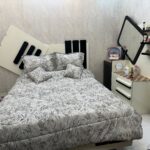 تخت و اینه و کشو پاتختی