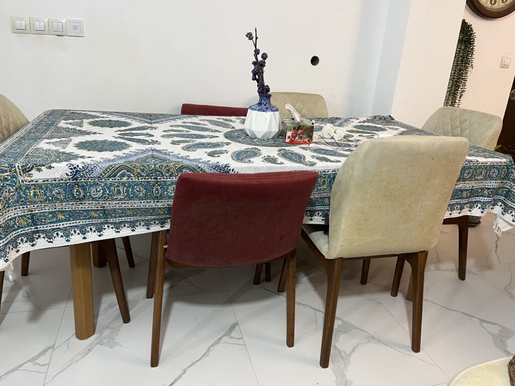 میز ۸ نفره و ۶ عدد صندلی